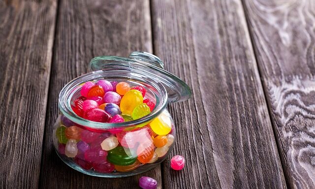 Dlaczego wiesza się cukierki na choince?