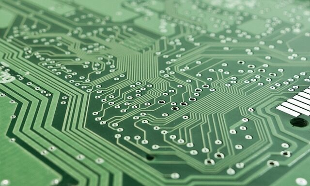 Co trzeba podłączyć do płyty głównej?